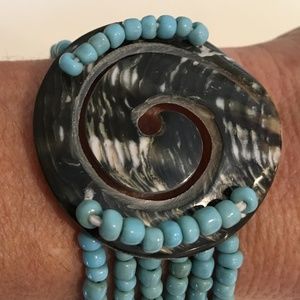 Shell with turquoise color bead bracelet